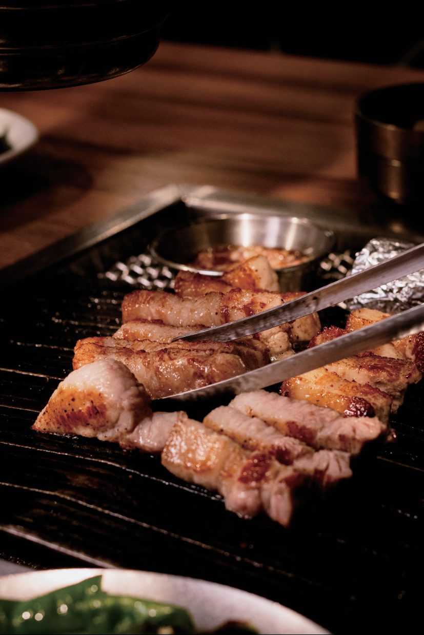 厚切五花肉在烤爐上由專人代烤